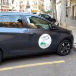 Un cotxe elèctric de la cooperativa de carsharing Ecotxe endollat a un punt de càrrega del carrer Sant Miquel de Palma.