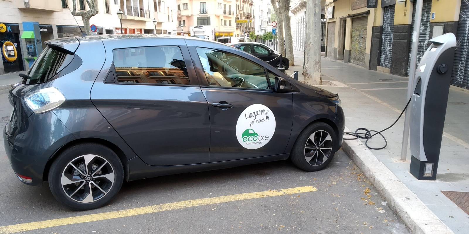 Un cotxe elèctric de la cooperativa de carsharing Ecotxe endollat a un punt de càrrega del carrer Sant Miquel de Palma.