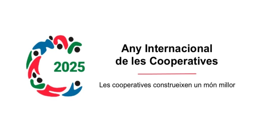 Logo de l'Any Internacional de les Cooperatives. A sota, el lema "Les cooperatives construeixen un món millor". 