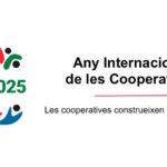 Logo de l'Any Internacional de les Cooperatives. A sota, el lema "Les cooperatives construeixen un món millor".