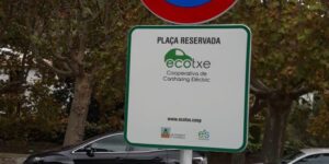 Foto de la senyal que indica que la plaça de l'aparcament està reservada per a Ecotxe.