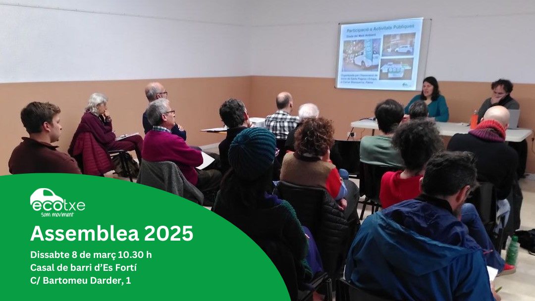 Foto de l'Assemblea 2024 d'Ecotxe, la cooperativa de carsharing, cotxes elèctrics compartits o lloguer de cotxes per hores de Mallorca. S'hi veuen unes quantes persones assegudes, d'esquenes, mirant a dos ponents amb una presentació de diapositives sobre la paret.